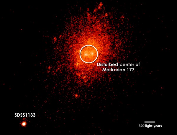 Nel 2013 il telescopio Keck alle Hawaii ha mostrato questa immagine ad alta risoluzione di Markarian 177 e SDSS1133, nel vicino infrarosso. Le due macchie luminose vicino al centro indicano una violenta attività di formazione stellare, tipica di una recente fusione di due galassie. Fonte: W. M. Keck Observatory/M. Koss (ETH Zurich) et al.