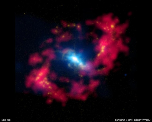 La galassia NGC  4151, chiamata l'Occhio di Sauron. Fonte: raggi X: NASA/CXC/CfA/J.Wang et al.; ottico: Isaac Newton Group of Telescopes, La Palma/Jacobus Kapteyn Telescope; radio: NSF/NRAO/VLA.