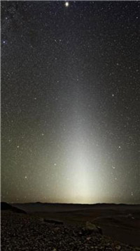 Figura 7. La luce originata dalla polvere zodiacale vista da Paranal in Cile. Fonte: ESO/Y.Beletsky
