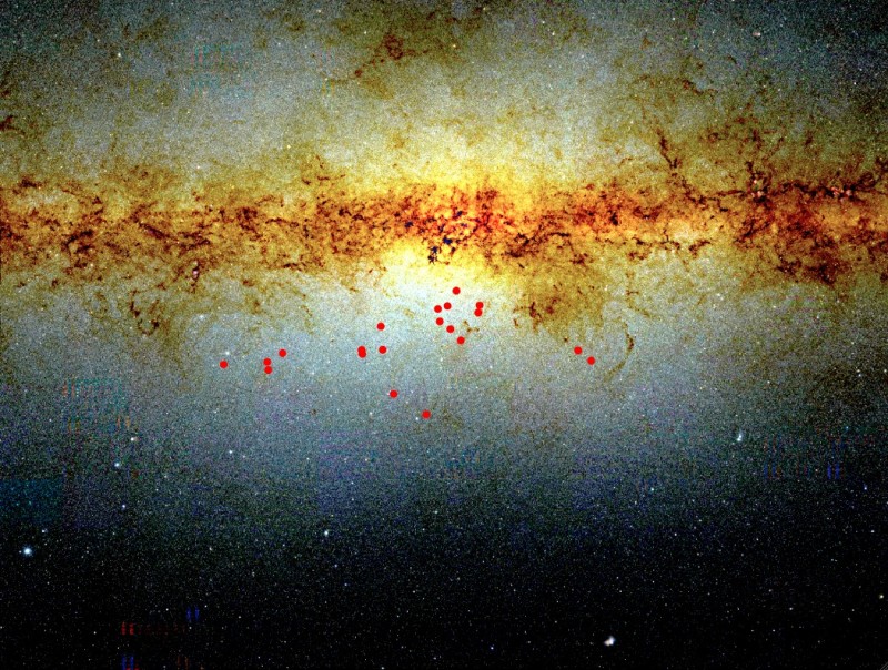Una mappa della parte centrale della Via Lattea con la posizione dei 20 candidati sistemi doppi contenenti una RR Lyrae. Fontet: D. Minniti