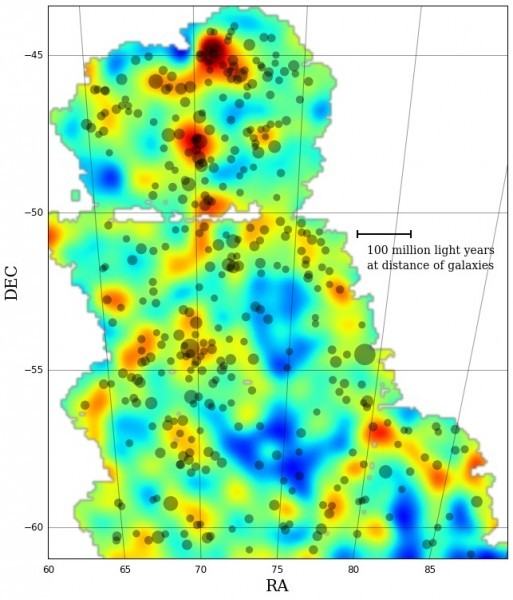 Questa è la PRIMA mappa ottenuta dalla Dark Energy Survey e traccia la distribuzione dettagliata della material oscura su una vasta area di cielo. Come si fa a non credere a frasi così nette e precise? Non ci resta che accettare e ammirare incondizionatamente. Fonte: Dark Energy Survey