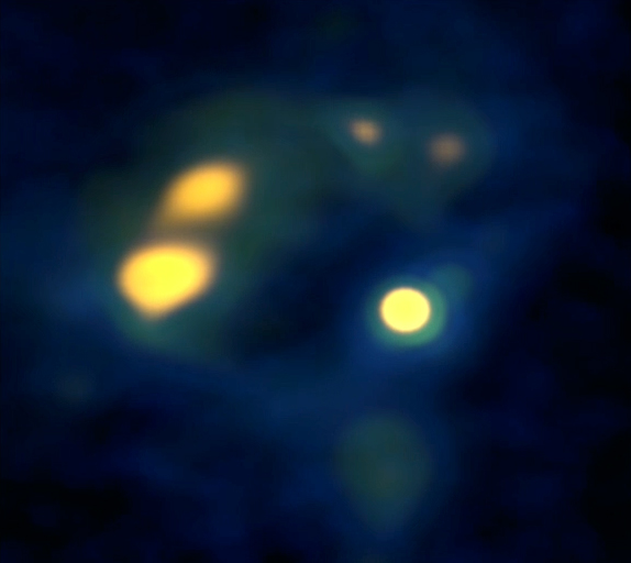Un’immagine di ALMA che riprende alcune nubi molecolari molto dense nelle galassie Antenne. L’oggetto quasi perfettamente sferico ha una massa e una densità fuori dal comune. L’uovo di dinosauro è stato trovato! Fonte:K. Johnson, U.Va.; ALMA (NRAO/ESO/NAOJ)
