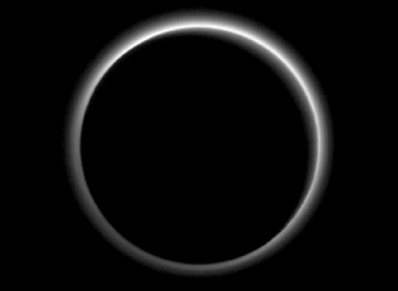 Allontanandosi da Plutone la sonda ha catturato questa spettacolare immagine controsole della sua atmosfera, dove si distinguono due strati di foschia (“haze”) molte volte più alti di quanto si era previsto. Fonte: NASA/JHUAPL/SWRI