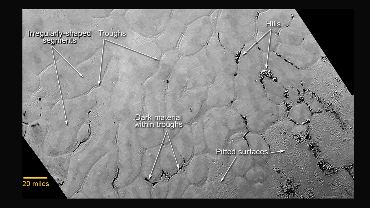 L’immagine eccezionale di parte del “cuore” di Plutone con le caratteristiche peculiare indicate chiaramente. Fonte: NASA/Johns Hopkins University Applied Physics Laboratory/Southwest Research Institute