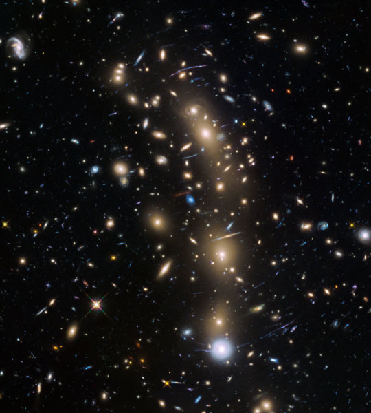 Uno degli ammassi galattici studiati, la cui massa enorme ha permesso di rendere visibili le piccole e deboli galassie che stavano dietro di lui, attraverso l’effetto lente gravitazionale. Fonte: NASA, ESA e HST Frontier Fields team (STScI).