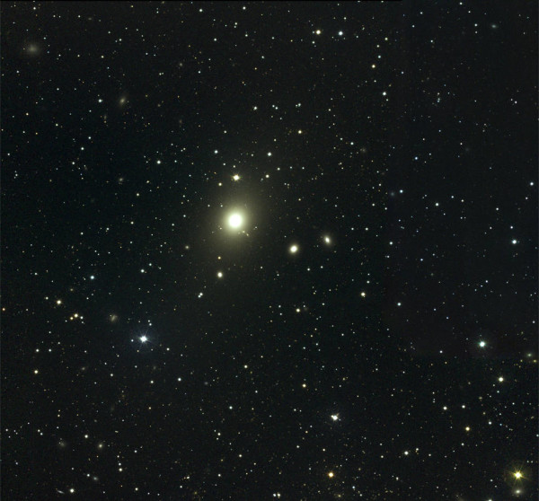 La parte centrale dell’ammasso della Vergine in luce visibile. L’oggetto più luminoso è la galassia ellittica gigante M87. Fonte: NOAO/AURA/NSF