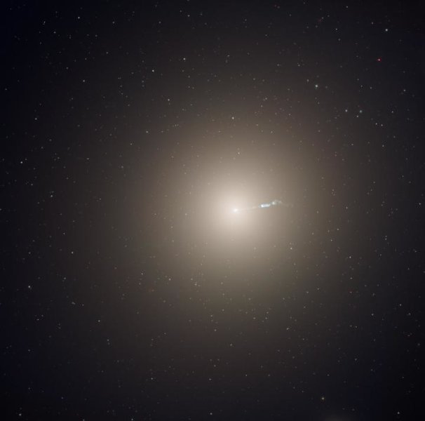 La galassia ellittica M87, situata a 53 milioni di anni luce da noi. Essa si trova al centro dell’ammasso della Vergine. I battiti cardiaci delle stelle variabili al suo interno ha permesso di determinarne l’età attraverso un metodo nuovo e di una semplicità quasi disarmante. Fontet: NASA, ESA, e Hubble Heritage Team