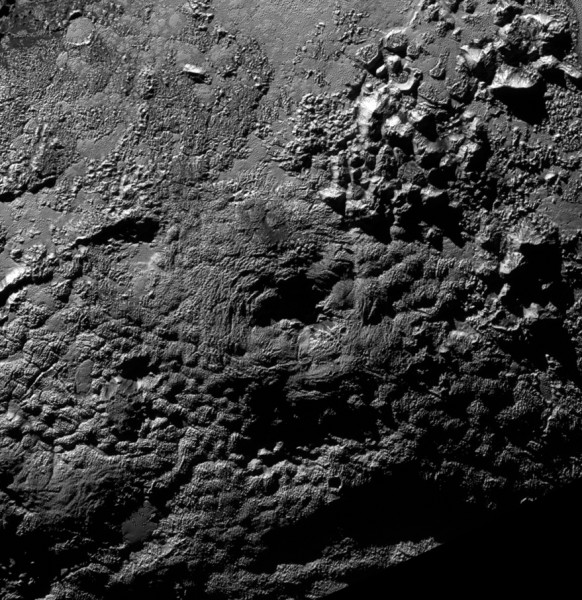 Uno dei due possibili vulcani scoperti su Plutone. Esso è largo circa 100 km ed è alto 4000 metri. Si nota bene la depressione sommitale con fratture concentriche. Fonte: NASA/Johns Hopkins University Applied Physics Laboratory/Southwest Research Institute