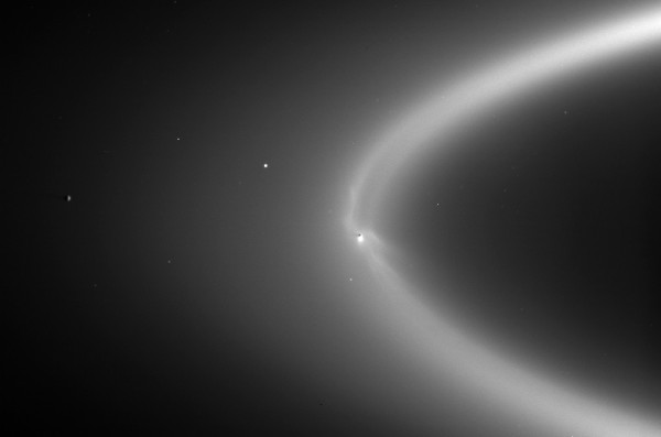 Encelado e il suo anello E. Un segno grandioso per un piccolo corpo celeste. Fonte: NASA/JPL-Caltech/SSI
