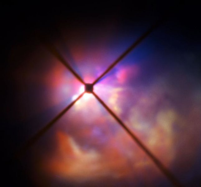 VY Canis Majoris è una iper gigante rossa, 30-40 volte più massiccia del Sole, che brilla ben 300 000 volte di più della nostra “mamma” cosmica. Al momento le sue dimensioni la portano a superare l’orbita di Giove. Guardando attentamente la nube di polvere che la circonda e che ne offusca la luce visibile (ma non quella infrarossa) si è scoperto che essa è in grado di perdere velocemente gran parte della sua massa, grazie alle dimensioni dei grani di polvere, non troppo grandi né troppo piccoli. Fonte: ESO.