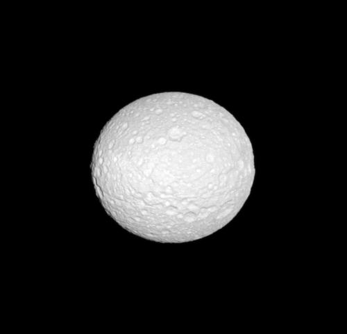 La forma un po' a uovo di Mimas. Fonte: NASA/JPL-Caltech/Space Science Institute