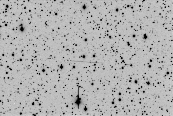 Figura 2: Il campo stellare della notte del 13 gennaio 2016 dove si vede la traccia lasciata dall'asteroide nel suo movimento durante tutta la notte (0.54 arcsec/min). Immagine centrata sulle coordinate RA=07:15:18, DEC=+02:09:20.