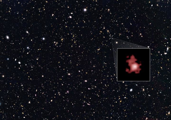 La galassia GN-z11 osservata da Hubble. Essa è ricca di giovani stelle azzurre, la cui luce, però, dopo tanti miliardi di anni di viaggio, risplendono ormai solo nel rosso. Anche i fotoni si “stancano”, Fonte: NASA, ESA, and P. Oesch (Yale University)