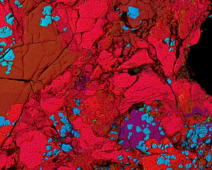 La meteorite di Allende (di tipo carbonaceo) è ricca di inclusioni che presentano una chimica di tipo argilloso (rosso per il calcio, blu per l’alluminio, verde per il magnesio, nei falsi colori dell’immagine che copre 0.5 millimetri). All’atto della loro formazione, esse avevano incorporato piccole quantità di Curio 247, di corta vita media (15 milioni di anni) che sono finalmente state rilevate attraverso l’eccesso dei prodotto di decadimento Uranio 235. Il Curio si era formato nella nucleosintesi di stelle che avevano inseminato lo spazio intergalattico e la protostella Sole. Fonte: François L.H. Tissot