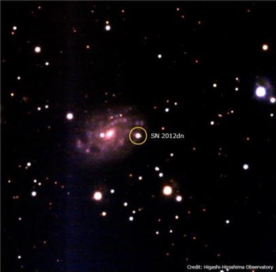 Un’immagine ottenuta, attorno alla supernova, di tipo Ia, SN 2012dn, con il Kanata Telescope all’Osservatorio di Higashi-Hiroshima. La supernova è al centro dell’immagine e la sua galassia è alla sua sinistra. La distanza della galassia è ben conosciuta: 130 milioni di anni luce. Fonte: Higashi-Hiroshima Observatory