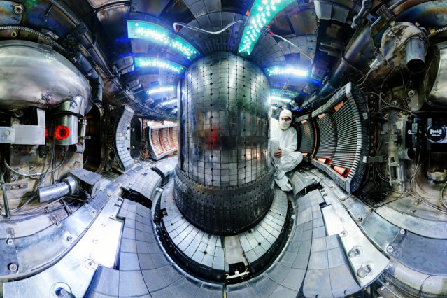 L’interno del tokamak Alcator C-Mod del MIT di Boston (chiuso a settembre…) che ha recentemente ottenuto il record di pressione raggiunta. Fonte: Bob Mumgaard/Plasma Science and Fusion Center.
