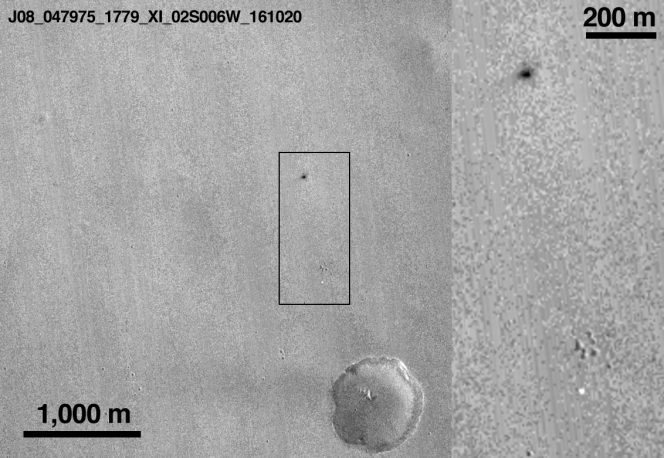 Questa volta il lander è stato ritrovato subito, ma in condizioni non certo ideali. Nell'immagine si vedono sia il paracadute che il piccolo cratere creato dalla sonda Schiapparelli. Fonte: NASA/JPL-Caltech/MSSS
