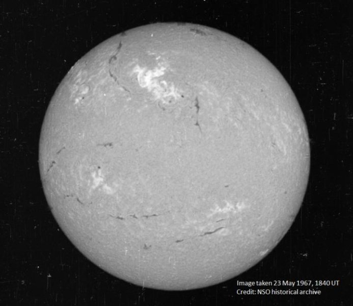 Come appariva il Sole nella lunghezza d’onda dell’Idrogeno-alfa, il 23 maggio 1967. La grande macchia chiara in alto mostra l’area interessata dal gigantesco flare che aveva preceduto la tempesta solare. Fonte: National Solar Observatory historical archive.