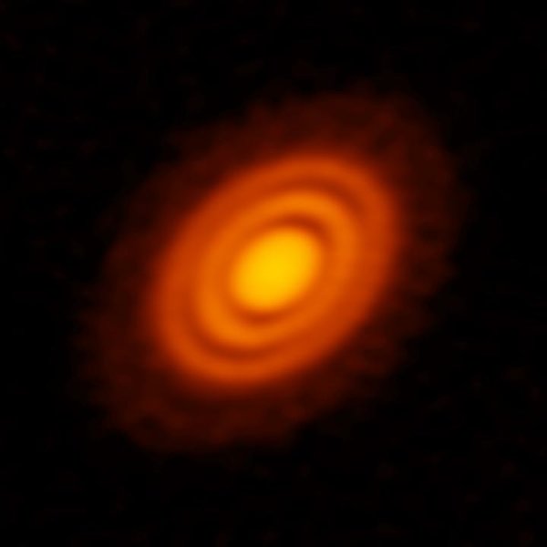 Nei due anelli a bassa densità di polvere, più lontani, stanno probabilmente formandosi due pianeti delle dimensioni di Saturno. La carenza di polvere è confermata anche dalla carenza di gas. Fonte: ALMA (ESO/NAOJ/NRAO); A. Isella; B. Saxton (NRAO/AUI/NSF)