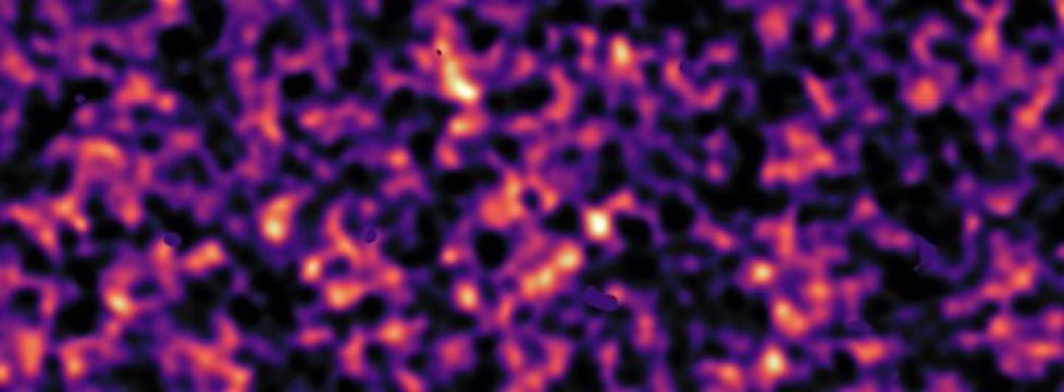 Questa mappa della materia oscura nell’Universo è stata ottenuta da dati ottenuti con la KiDS Survey, utilizzando il VLT dell’ESO. La materia oscura è sta evidenziata con il colore violetto. Questa immagine è stata realizzata analizzando la luce di oltre tre milioni di galassie più distanti di 6 miliardi di anni luce da noi. Le immagini delle galassie sono state deformate dalla massa della material oscura diffusa nello spazio, tra le sorgenti e l’osservatore. Fonte: Kilo-Degree Survey Collaboration/H. Hildebrandt & B. Giblin/ESO Una descrizione drastica, senza tentennamenti… ma poi, leggendo… 