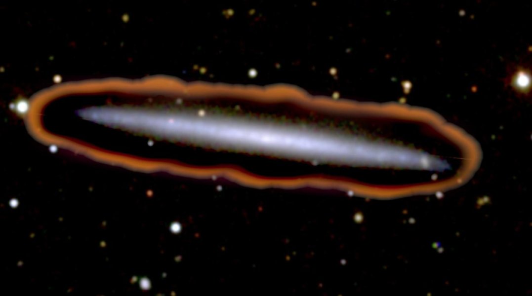 La galassia UGC 7321 è circondata da idrogeno e, quando esso viene investito da raggi ultravioletti, emette un alone diffuse rossiccio dovuto al fenomeno della fluorescenza. In questo caso si vede anche la luce emessa dalle stelle della galassia (è un test di prova), ma si potrebbe vedere solo l’alone. Fonte: M. Fumagalli/T. Theuns/S. Berry 