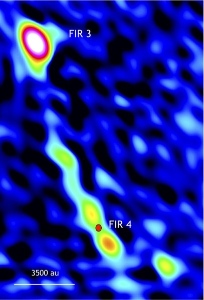 La protostella FIR 3, lancia il suo getto verso il basso e, colpendo un ammasso di gas, potrebbe aver innescato la formazione di FIR 4. Fonte: Osorio et al., NRAO/AUI/NSF