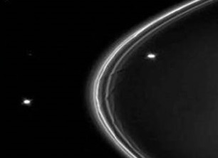 I pastori degli anelli I satelliti pastori sono lune che orbitano all interno o immediatamente all esterno del sistema di anelli di Saturno. La particolarità di questo gruppo di satelliti sta nel fatto che essi influenzano la struttura degli anelli stessi andando a esercitare i loro effetti gravitazionali sulle particelle che li compongono. Pandora (esterno ) e Prometeo (interno) tengono in forma l anello F. Si notano notare nelle loro vicinanze una tipica struttura a torciglione , che oggi è stata studiata e simulata con modelli informatici. Un disegno schematico che illustra l azione dei satelliti pastori quando un anello sottile è confinato tra due satelliti. Il satellite Daphnis si muove all interno della divisione tra due anelli e ne perturba i bordi sia in anticipo (l anello interno si muove più velocemente del satellite e incontrandolo si increspa), sia in ritardo (il satellite si muove più velocemente dell anello esterno e superandolo lo increspa).