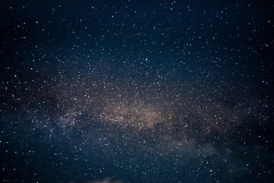Un ricercatore dell’Università di Ginevra ha recentemente dimostrato che l’accelerazione dell’espansione dell’Universo e il movimento delle stelle nelle galassie (e molto altro) possono essere spiegate senza bisogno di introdurre material ed energia oscura, che potrebbero proprio non esistere. Fonte: © 1xpert / Fotolia