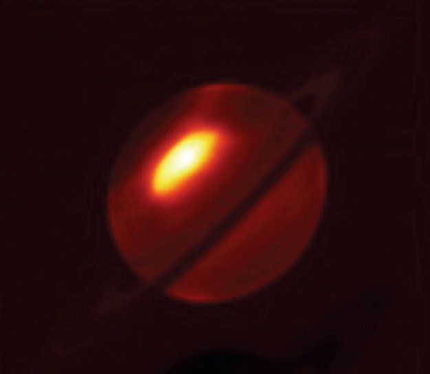 Il grande vortice di Saturno nel medio infrarosso. Fonte: ESA.