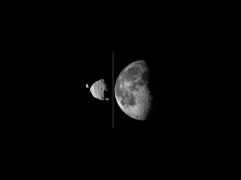 Un confronto tra la Phobos e Deimos visti da Marte e la Luna vista dalla Terra. Le dimensioni apparenti sono comparabili, mentre quelle reali notevolmente diverse. L’origine potrebbe essere simile, ma piccolo pianeta, piccolo impatto, piccoli satelliti e piccola distanza; grande pianeta, grande impatto, grande satellite e grande distanza (a parte le evoluzioni successive di tipo mareale). Fonte: NASA/JPL-Caltech/Malin Space Science Systems/Texas A&M Univ. 