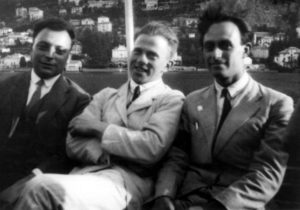 Wolfgang Pauli, Werner Heisenberg ed Enrico Fermi (1901-1954 Premio Nobel nel 1938) sul Lago di Como per la Conferenza Internazionale di Fisica del 1927, durante la quale Bohr presentò per la prima volta alla Comunità Scientifica l’interpretazione della Fisica Quantistica elaborata dalla sua Scuola, quella che diverrà in breve tempo (e tuttora lo è) universalmente riconosciuta come la più valida per trattare la materia. E’ conosciuta come “Interpretazione standard” o “Interpretazione di Copenaghen”.