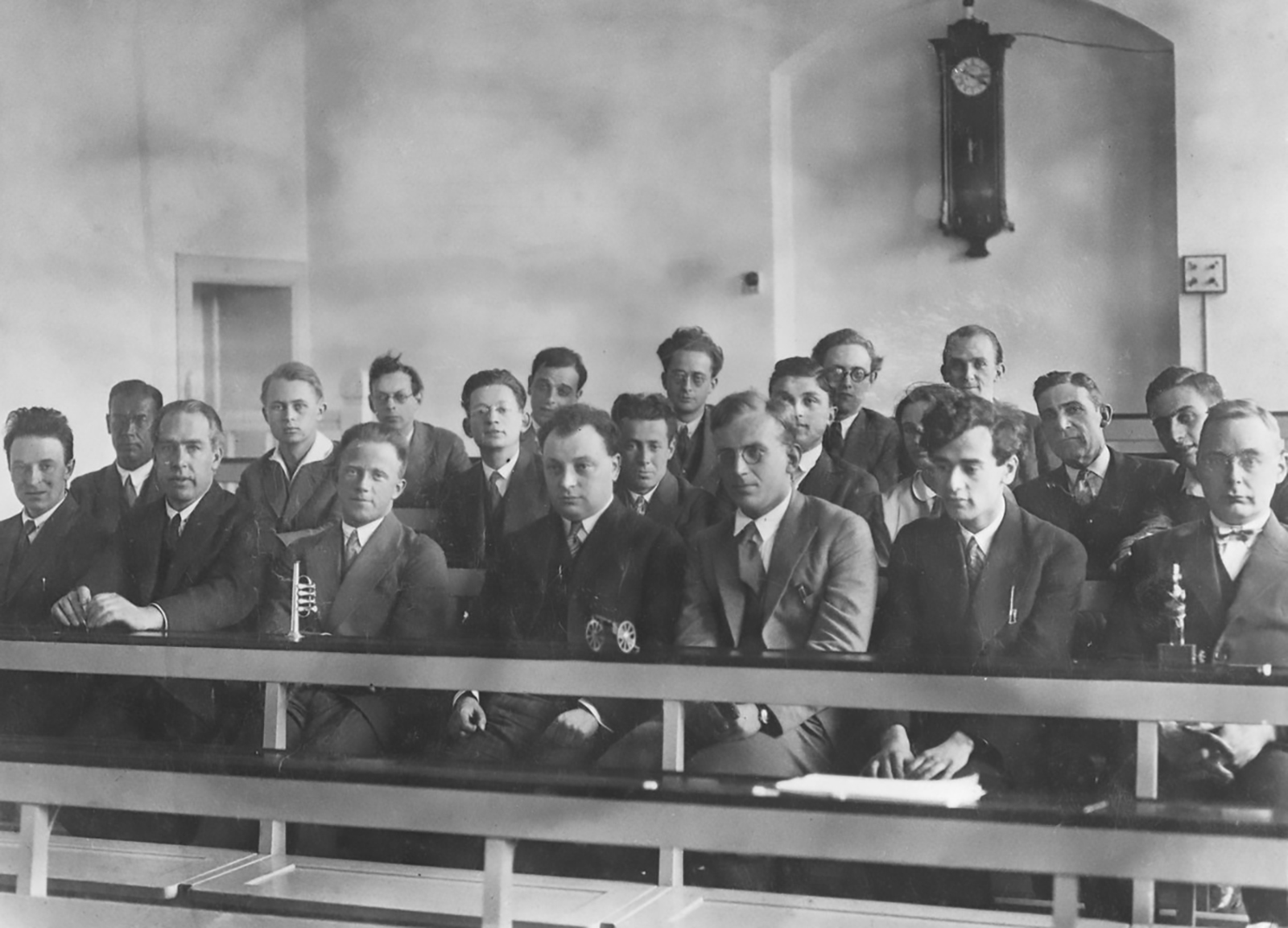 Conferenza di Copenaghen 1930. In prima fila da sinistra verso destra: Christian Klein, Niels Bohr, Werner Heisenberg, Wolfgang Pauli, George Gamow, Lev Landau, Hans Kramers.