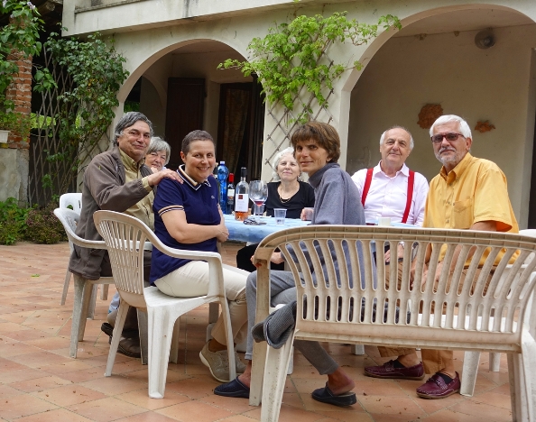 Un poligono parziale verso la quadratura del Circolo. Da sinsitra a destra: il sottoscritto, mia moglie, Daniel, la compagna di Maurizio, mia figlia Barbara, Maurizio e Frank