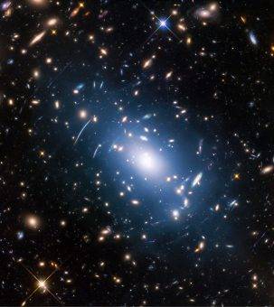 Luce intergalattica? Perfetto! Tutta materia oscura illuminata dalle stelle che le si sono incastrate dentro. Nasa/Esa/Hubble Space Telescope. NB: il commento è solo mio...