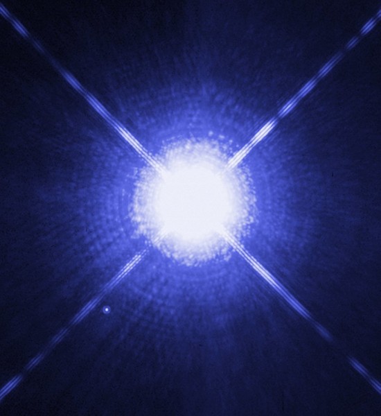 Sirio A (la più luminosa) e in basso a sinistra la nana bianca Sirio B. Fonte Hubble telescope.