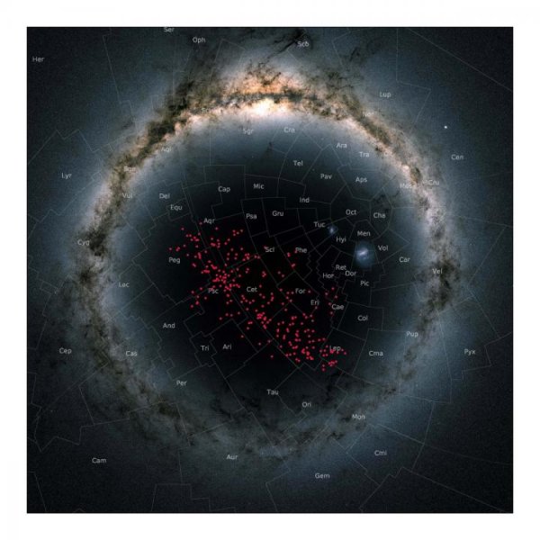 Il cielo notturno centrato nel polo sud galattico, visto in proiezione stereografica. Le stelle del "fiume" sono segnate in rosso e coprono quasi l'intero emisfero sud , attraversando molte costellazioni. Fonte: Astronomy & Astrophysics; Immagine di sfondo: Gaia DR2 skyma