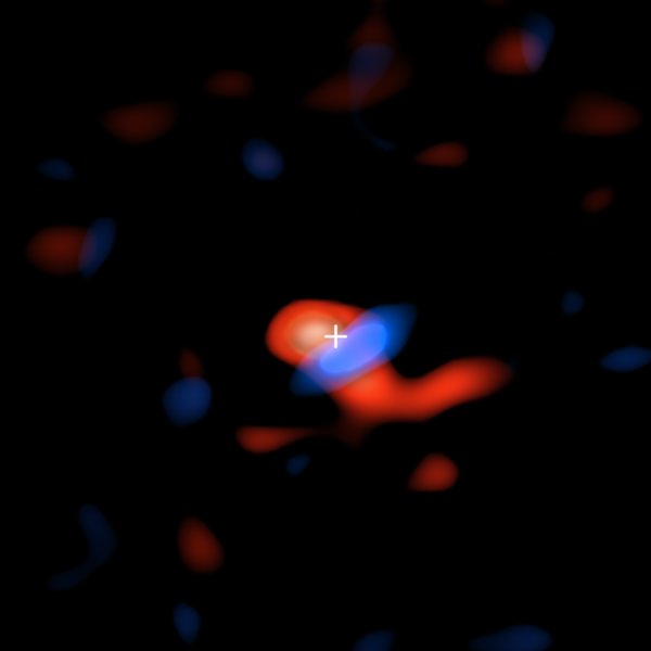 L'immagine ripresa da ALMA del disco freddo (10 000 °C) di idrogeno, scoperto attorno al buco nero della Via Lattea. I colori indicano chiaramente ciò che viene verso di noi (blu) e ciò che si allontana (rosso). La croce indica la posizione del buco nero. Fonte: ALMA (ESO/NAOJ/NRAO), E.M. Murchikova; NRAO/AUI/NSF, S. Dagnello