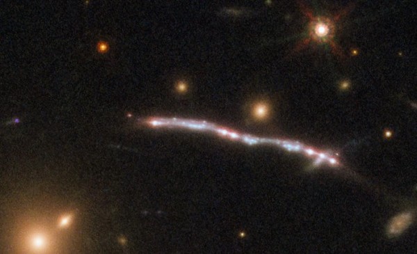 Uno degli archi osservati, in cui si notano ben 6 immagini della galassia nascosta. Fonte: ESA/Hubble, NASA, Rivera-Thorsen et al.