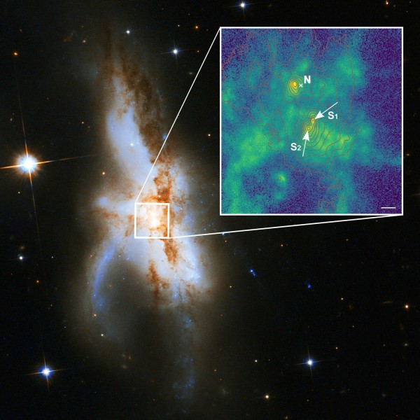 Il buco nero più a nord (N) è decisamente attivo. Quello a sud (S) si è chiaramente separato in due (S1 e S2). La barretta bianca nello "zoom" corrisponde a 1000 anni luce. Fonte: P Weilbacher (AIP), NASA, ESA, the Hubble Heritage (STScI/AURA)-ESA/Hubble Collaboration, and A Evans (University of Virginia, Charlottesville/NRAO/Stony Brook University).
