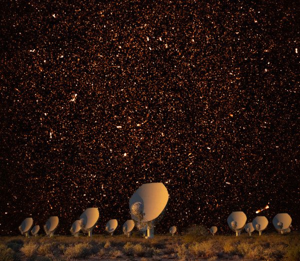 Migliaia di galassie sono visibili in questa immagine radio ottenuta dal MeerKAT sudafricano. Le più luminose sono le galassie in cui è particolarmente attivo il buco nero centrale, ma l'incredibile insieme di luci più deboli sono galassie come la nostra nella loro fase di creazione stellare frenetica, relativa alla fase chiamata "mezzogiorno cosmico". La maggior parte delle galassie copre la zona centrale dove il telescopio raggiunge la massima sensibilità. Fonte: SARAO; NRAO/AUI/NSF