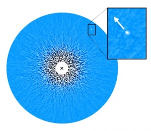 L'immagine si riferisce a una nana bruna, resa ben visibile attraverso l'ottica adattiva. La distanza dalla compagna è di circa 40 Unità Astronomiche e ilo periodo di 240 anni. Eè basato un piccolo arco di traiettoria per capire l'eccentrictà elevata. legata strettamentr alla sua storia formativa. Fonte: Brendan Bowler (UT-Austin)/W. M. Keck Observatory