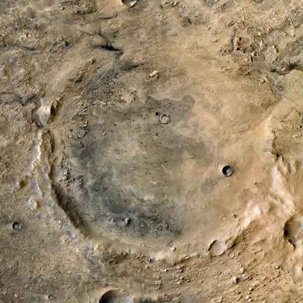 Fig. 1 Immagine a colori del Cratere Jezero ottenuta combinando un mosaico di immagini monocromatiche scattate dal Mars Reconnaissance Orbiter e di immagini a colori scattate dall’HRSC del Mars Express. Image Credit: NASA / JPL / MSSS / ESA / DLR / FU-Berlin /J. Cowart, CC BY-SA 3.0 IGO.
