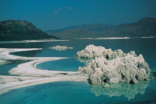 Fig. 8 Lago di Salda, Turchia. In primo piano depositi carbonatici recenti.