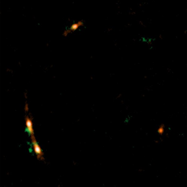 Immagini dovute all'effetto lente della galassia attiva MG J0414+0534. La polvere e il gas ionizzato appaiono in rosso, mentre in verde si vede il monossido di carbonio). Fonte : ALMA (ESO/NAOJ/NRAO), K. T. Inoue at al.