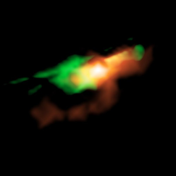 L'immagine ricostruita della galassia dopo aver eliminato gli effetti di distorsione. Nuovamente, il gas e la polvere sono in rosso, mentre le emissioni di monossido di carbonio appaiono in verde e mostrano bene la struttura bipolare associata ai getti. Fonte: ALMA (ESO/NAOJ/NRAO), K. T. Inoue et al.